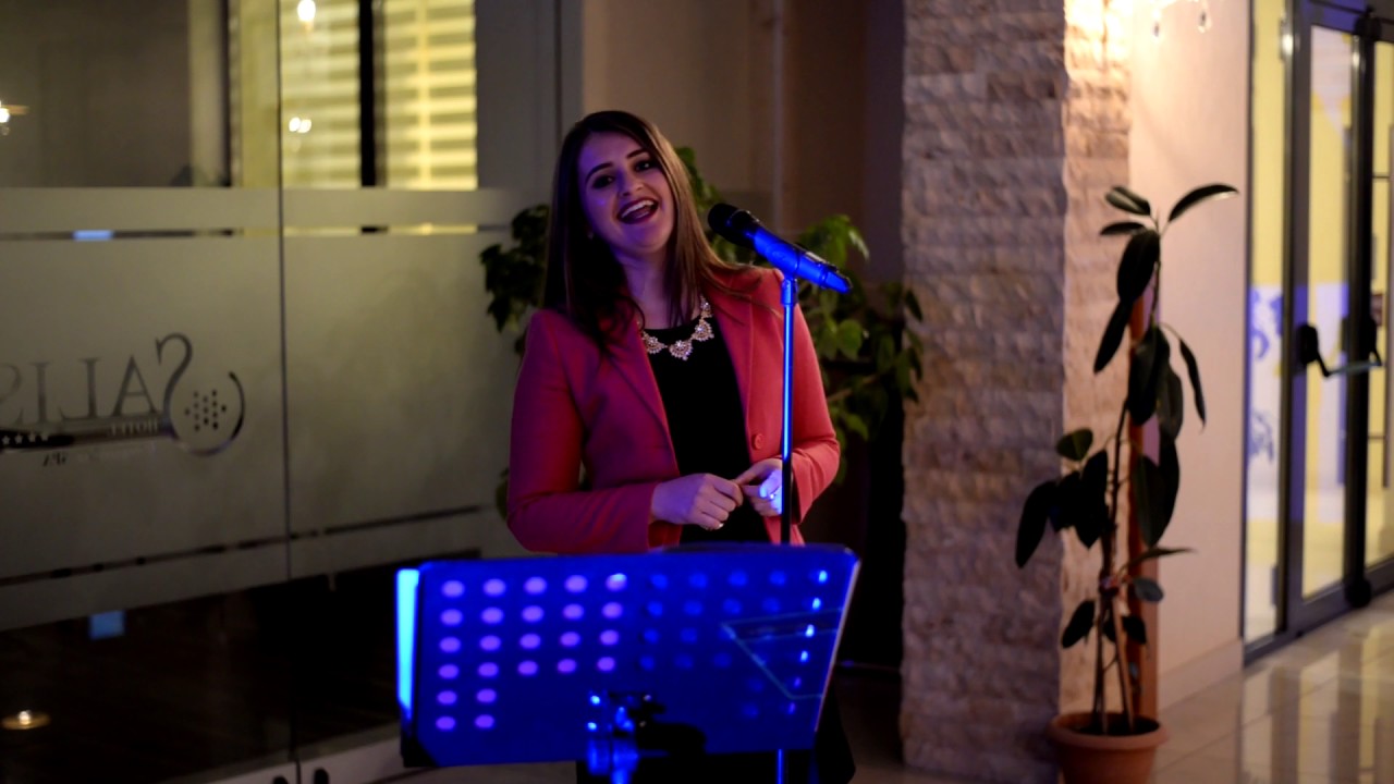 Liana Șuteu cântând la un eveniment