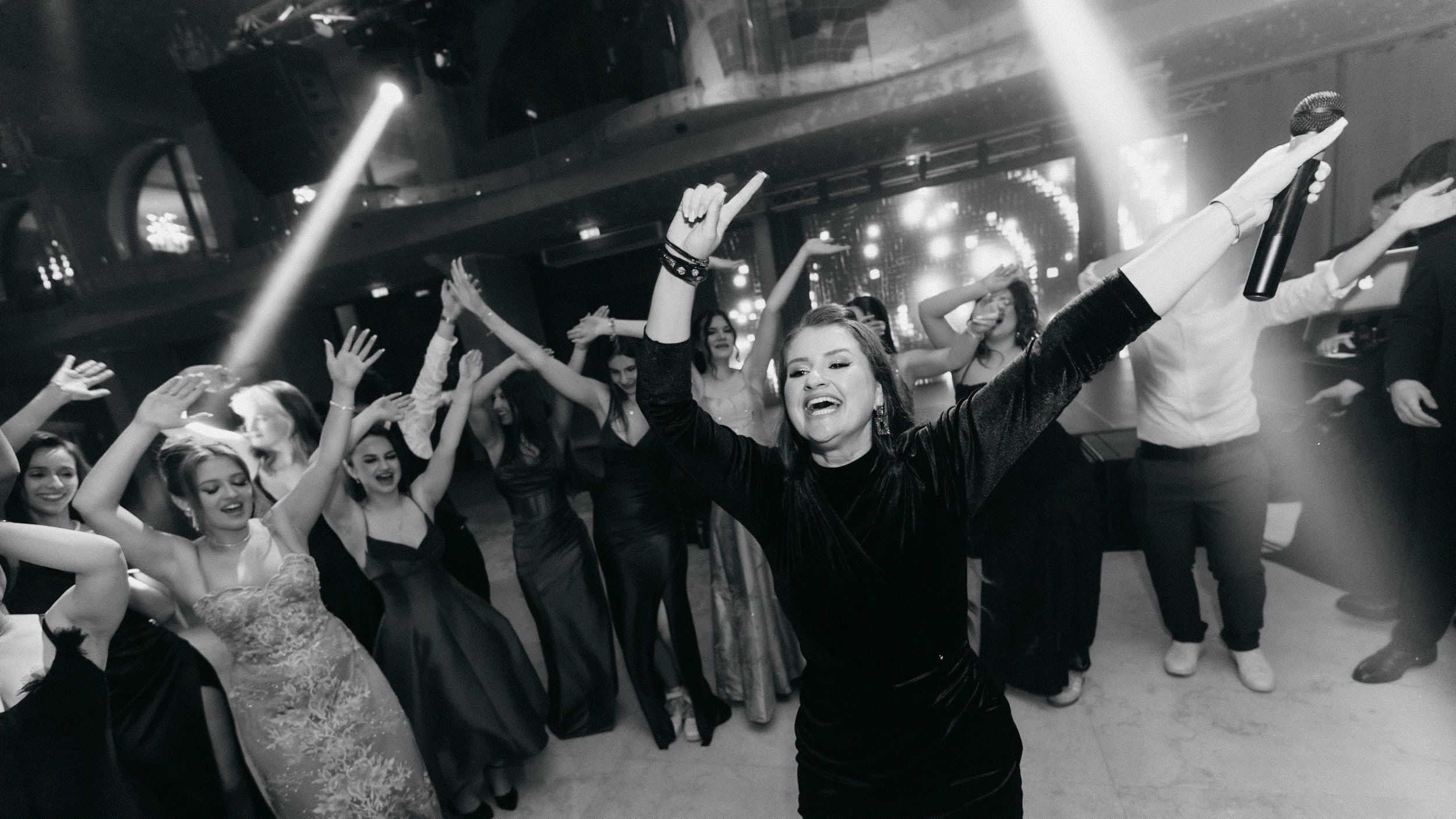 Liana Șuteu în mijlocul ringului de dans, invitații dansând în jurul ei