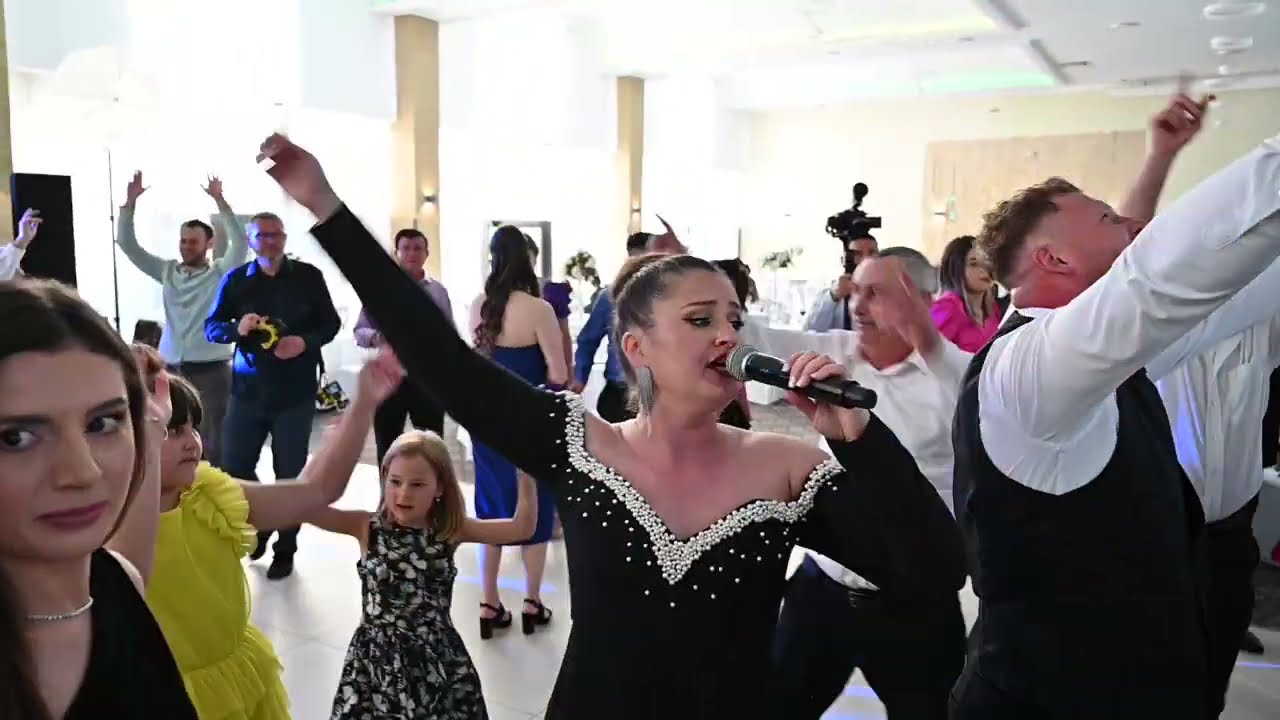 Liana Șuteu pe ringul de dans, invitați cu mâinile sus