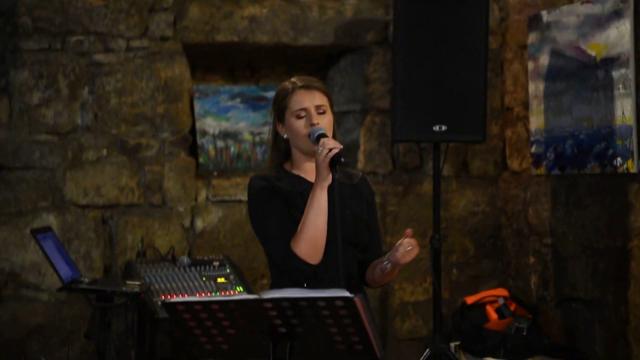 Liana Șuteu cântând solo